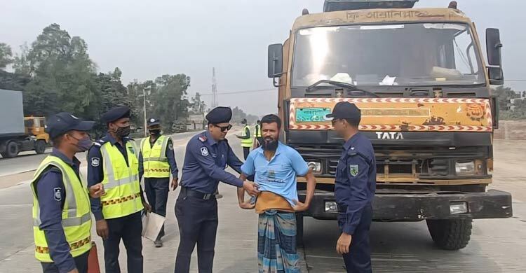 মহাসড়কে চাঁদাবাজির অভিযোগ, ৫ পুলিশ ক্লোজড