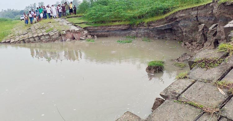 সিরাজগঞ্জে যমুনার তীররক্ষা বাঁধে ধস, আতঙ্কে স্থানীয় বাসিন্দারা