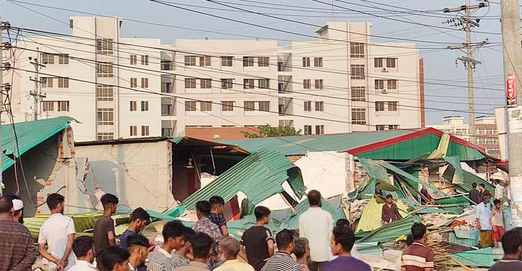 সিরাজগঞ্জ মেডিকেলের সামনে অবৈধ স্থাপনা উচ্ছেদ
