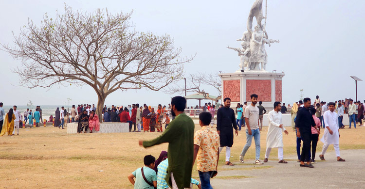 ঈদ আনন্দে যমুনার পাড়ে দর্শনার্থীদের ঢল