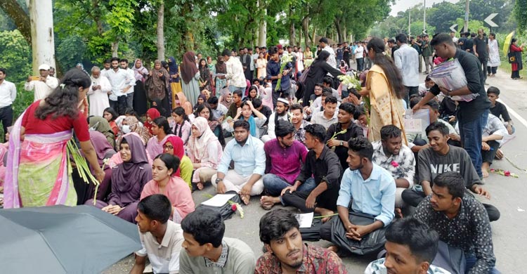 স্থায়ী ক্যাম্পাসের দাবিতে মহাসড়কে অরিয়েন্টেশন ক্লাস