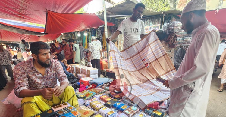 শাহজাদপুরে ঈদের আমেজ, প্রতি হাটে বিক্রি হয় ৭০০ কোটি টাকার কাপড়