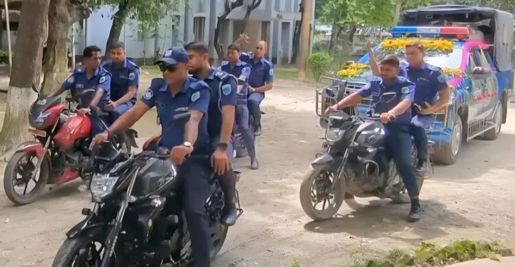 থানায় পুলিশ কনস্টেবলের রাজকীয় বিদায়