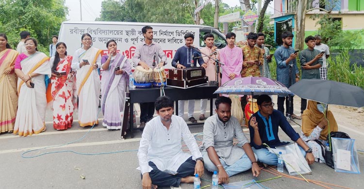 স্থায়ী ক্যাম্পাসের দাবিতে মহাসড়কে অরিয়েন্টেশন ক্লাস