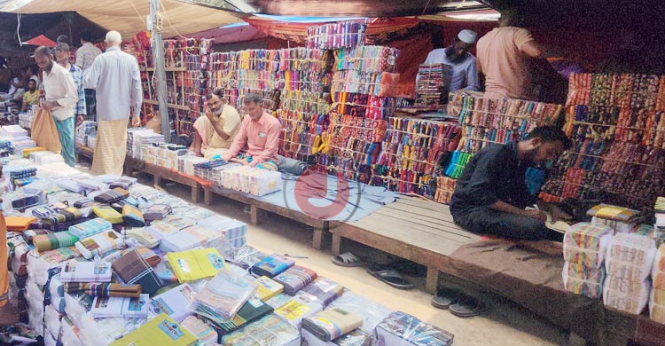 শাহজাদপুরে ঈদের আমেজ, প্রতি হাটে বিক্রি হয় ৭০০ কোটি টাকার কাপড়