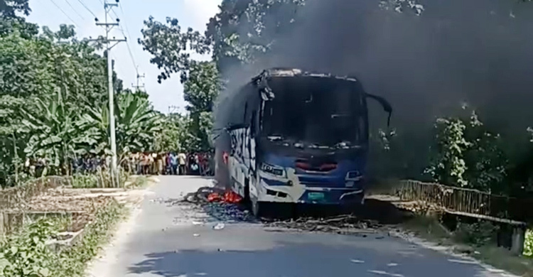 সিরাজগঞ্জে বাসচাপায় সাইকেল আরোহীর মৃত্যু, বাসে আগুন