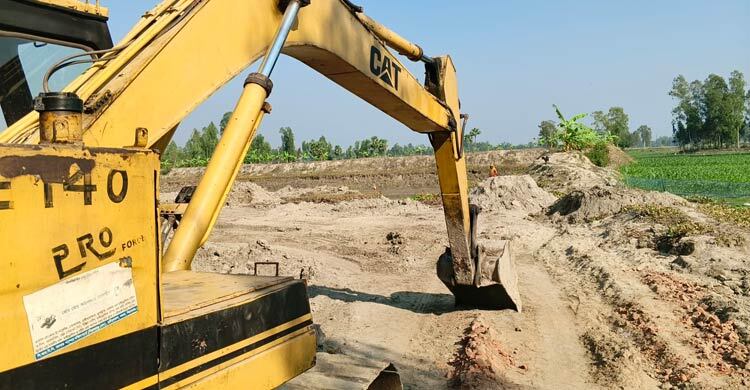 ধানি জমি ধ্বংস করে অবাধে পুকুর খনন, জলাবদ্ধতায় হাজারো কৃষক