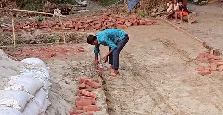 সিরাজগঞ্জে সরকারি রাস্তার ইট তুলে নিলেন বিএনপি নেতা