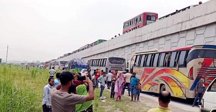 সিরাজগঞ্জ-ঢাকা মহাসড়কে ৫ কিমি যানজট