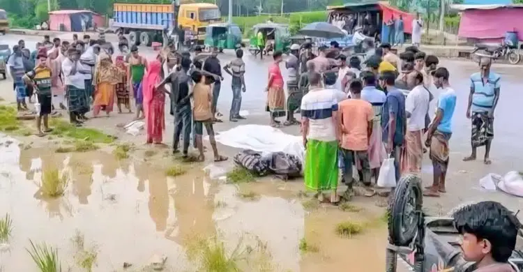বাসের ধাক্কায় প্রাণ গেল মা-ছেলের