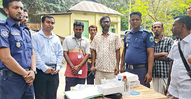 মসজিদে মসজিদে মাইকিং করে চশমা বিক্রি