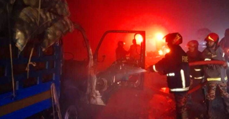 সিরাজগঞ্জে সবজিবোঝাই পিকআপে আগুন