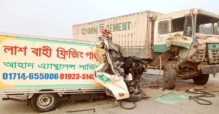 সিরাজগঞ্জে কাভার্ডভ্যানের সঙ্গে লাশবাহী অ্যাম্বুলেন্সের সংঘর্ষ