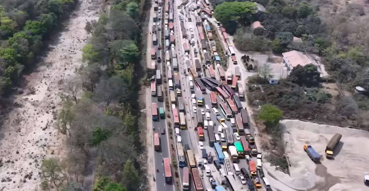 যমুনা সেতুতে যানজট এড়াতে ঢাকামুখী লেন বন্ধ রেখে গাড়ি পারাপার