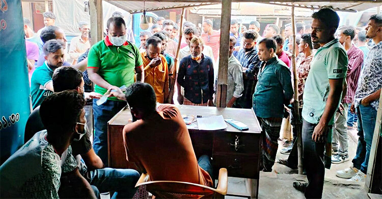 মাস্ক-ক্যাপ পরে যাত্রীবেশে কাউন্টারে ইউএনও, বাড়তি ভাড়া নেওয়ায় জরিমানা