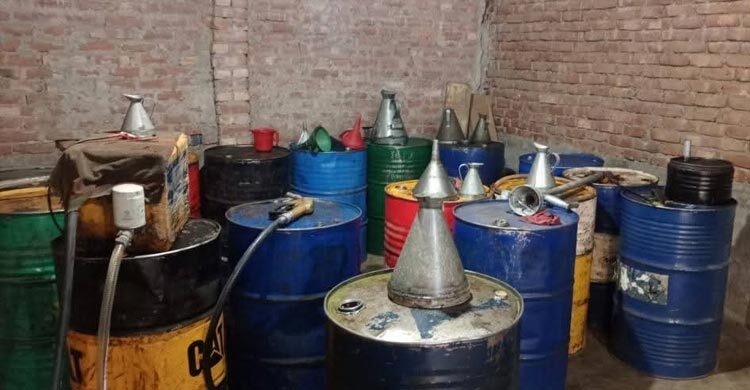 সিরাজগঞ্জে ১৭২৭ লিটার জ্বালানি তেল জব্দ, ব্যবসায়ীকে জরিমানা