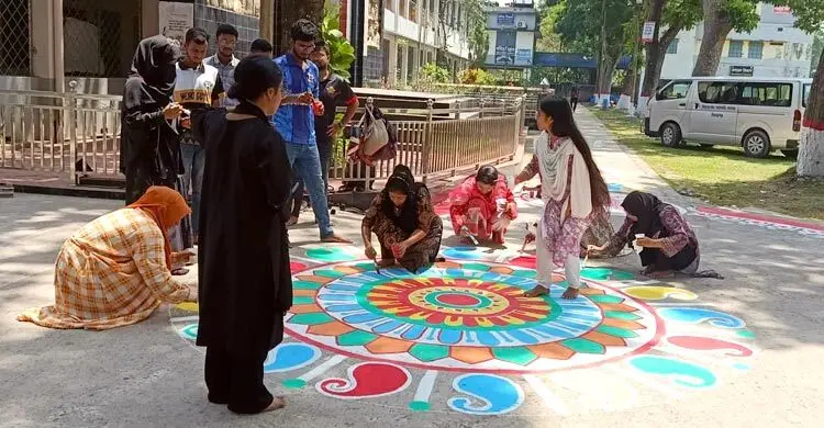 বর্ষবরণে রঙ-তুলিতে সেজেছে সিরাজগঞ্জ কলেজ