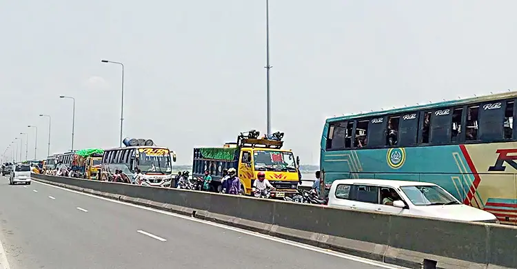 যমুনা সেতুর ওপর ৩ গাড়ির সংঘর্ষ, ঘণ্টাব্যাপী যানজট