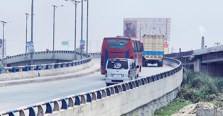 হাটিকুমরুল ইন্টারচেঞ্জে স্বস্তির ঈদযাত্রা উত্তরের পথে