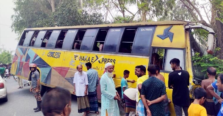 সিরাজগঞ্জে বাস-অটোভ্যানের সংঘর্ষে তিনজনের মৃত্যু