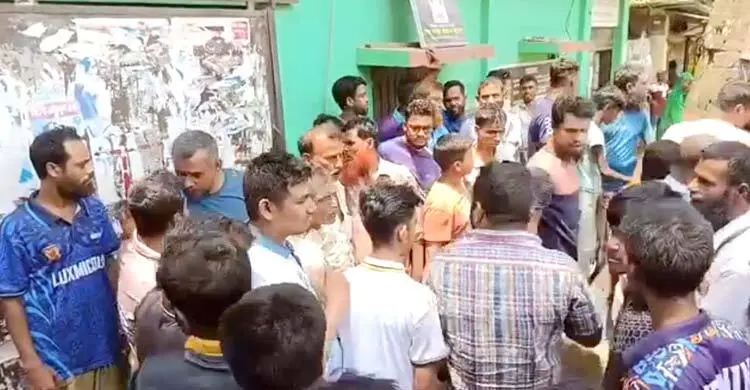 তীব্র লোডশেডিংয়ে অতিষ্ঠ হয়ে বিদ্যুৎ অফিস ঘেরাও
