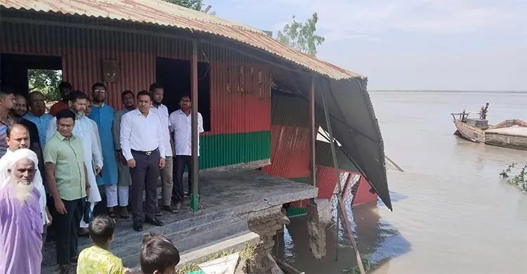 যমুনার ভাঙনে বিলীন স্কুলসহ ২০ বসতবাড়ি