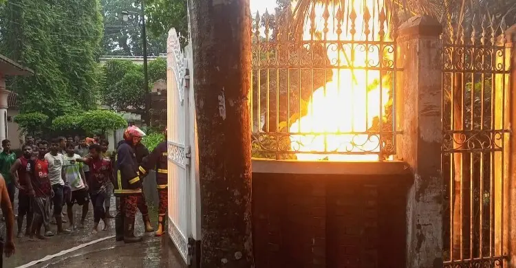 বজ্রপাতে বিদ্যুৎমন্ত্রী টুকুর বাসায় আগুন