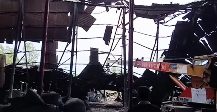 সীতাকুণ্ডে কারখানার শেড ধসে প্রাণ গেলো দুই শ্রমিকের