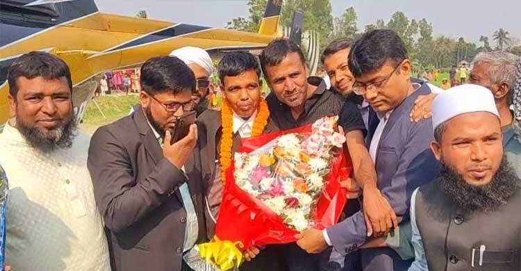 ১৭ বছর পর দেশে ফিরলেন প্রবাসী, হেলিকপ্টারে গেলেন গ্রামের বাড়ি