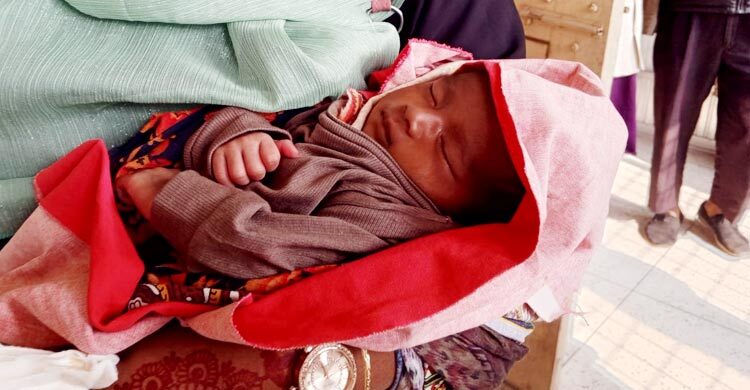 চিরকুট লিখে নবজাতককে অচেনা নারীর কোলে রেখে গেলেন মা