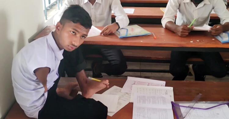 দুই হাত নেই, পা দিয়ে পরীক্ষা দিচ্ছে জামালপুরের সিয়াম