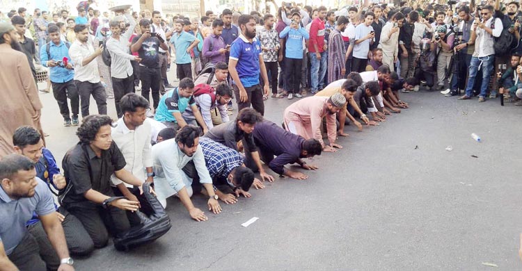 হাসিনার মৃত্যুদণ্ডের রায় শুনেই সেজদায় লুটিয়ে পড়লেন অনেকে