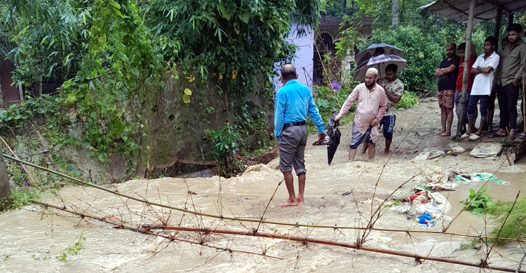 সিলেটে কুশিয়ারা নদীর বাঁধ ভেঙে প্রবল স্রোতে ঢুকছে পানি