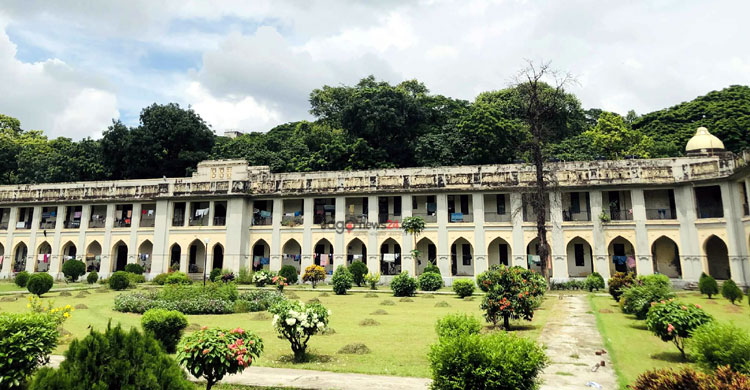 ইতিহাসের সাক্ষী হয়ে ‘জীর্ণদশায়’ দাঁড়িয়ে সলিমুল্লাহ মুসলিম হল