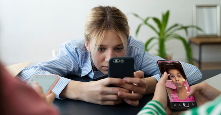 সোশ্যাল মিডিয়া আসক্তি কমাবেন যেভাবে