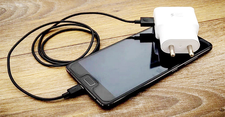 ফোনের চার্জারের মেয়াদ শেষ হয়েছে বুঝবেন যেভাবে