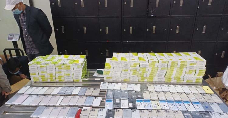 ৪ নারীর শরীরে বিশেষ কায়দায় লুকানো ১০২ স্মার্টফোন উদ্ধার