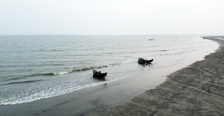 সময় শেষ হলেও বরাদ্দের পুরো চাল না পেয়ে বিপাকে জেলেরা