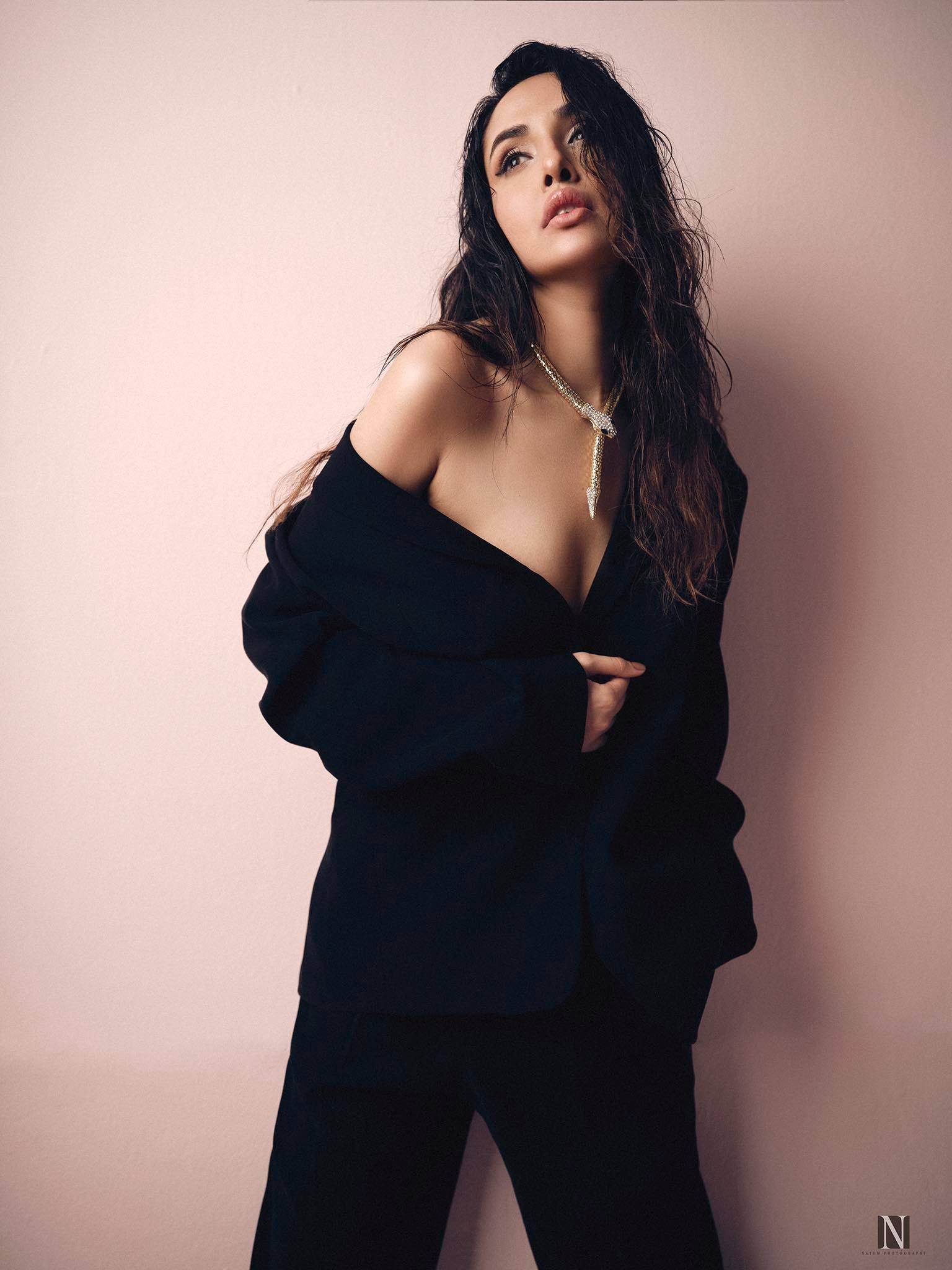 বাহারি লুকে লাস্যময়ী প্রেশার কুকারের স্নিগ্ধা