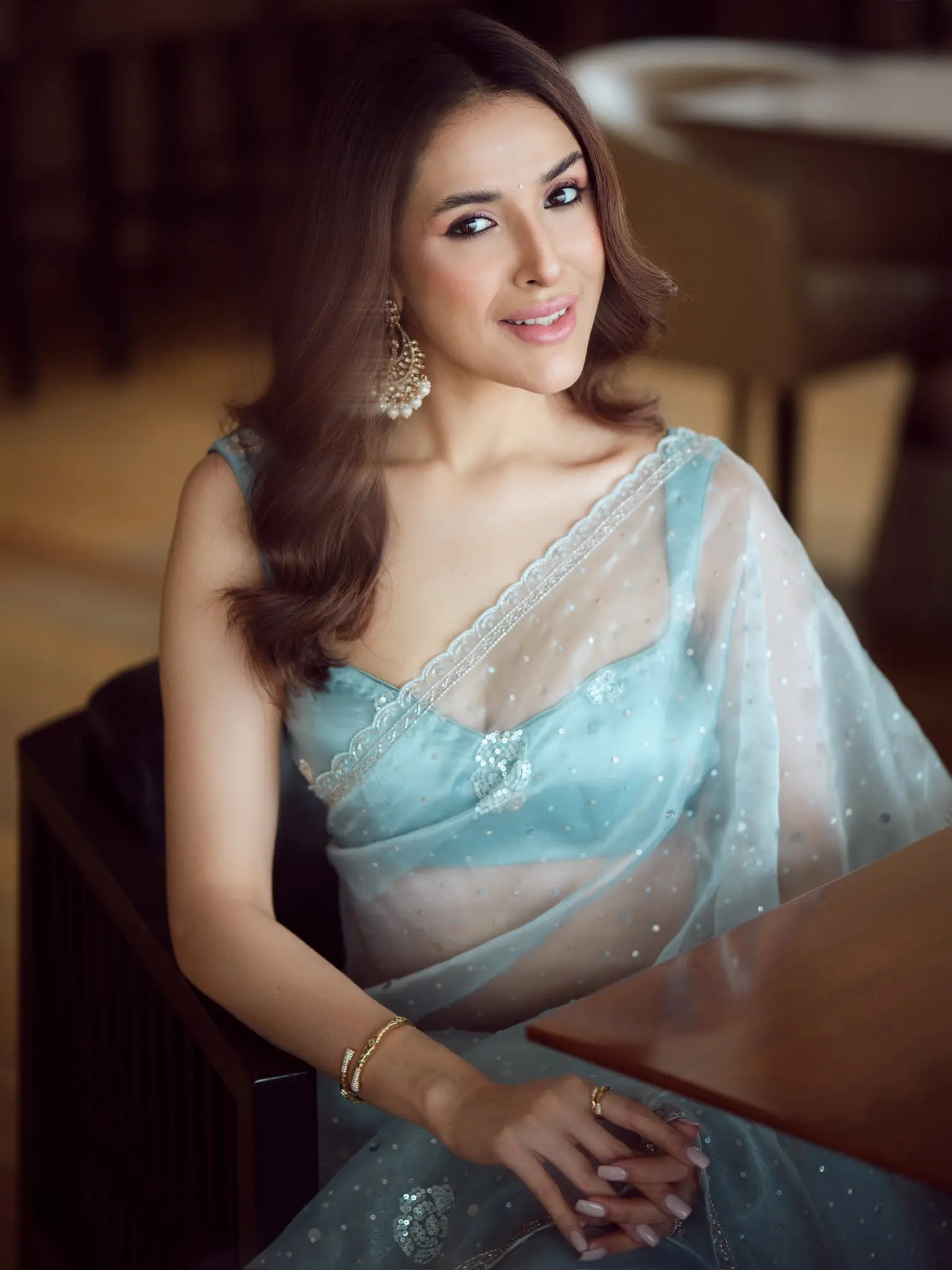 ব্যাকলেস ব্লাউজে আবেদময়ী স্নিগ্ধা