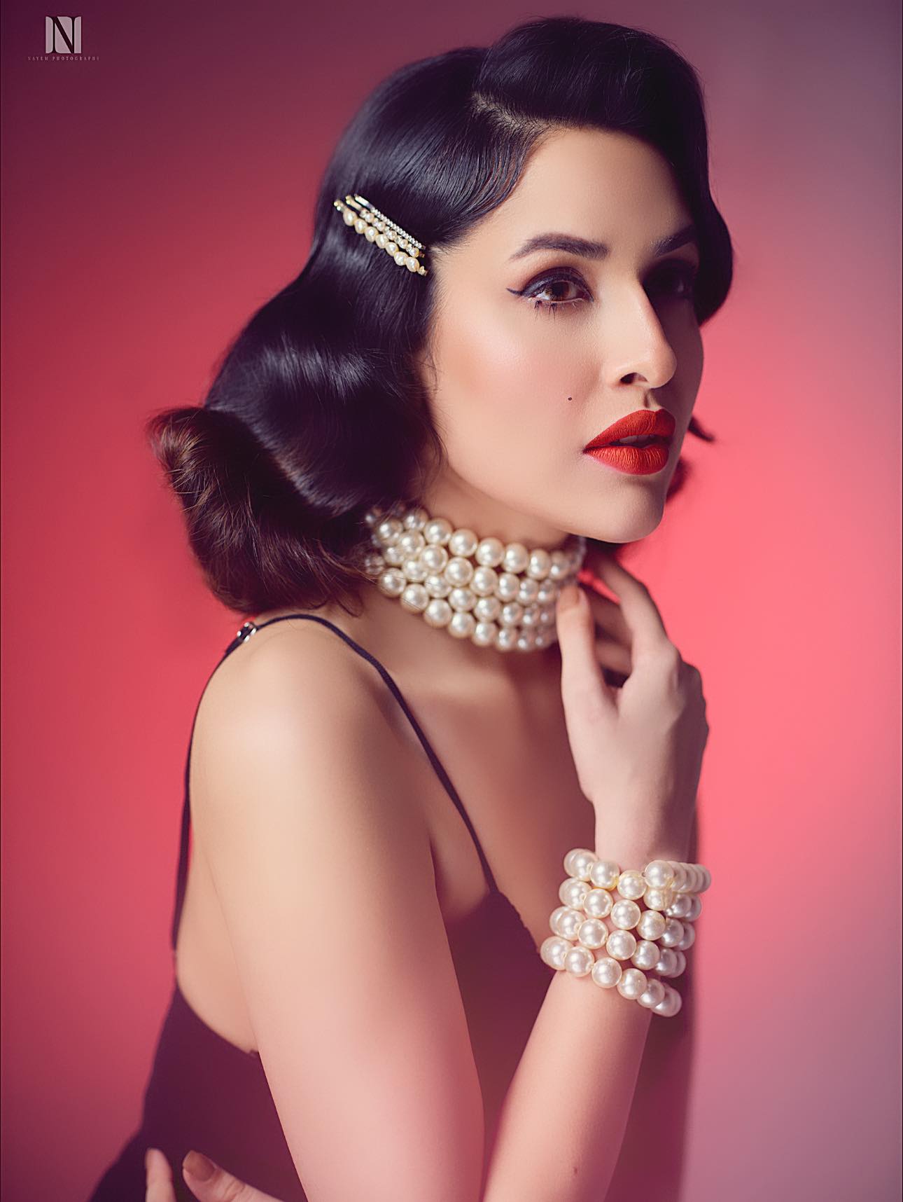 বাহারি লুকে লাস্যময়ী প্রেশার কুকারের স্নিগ্ধা