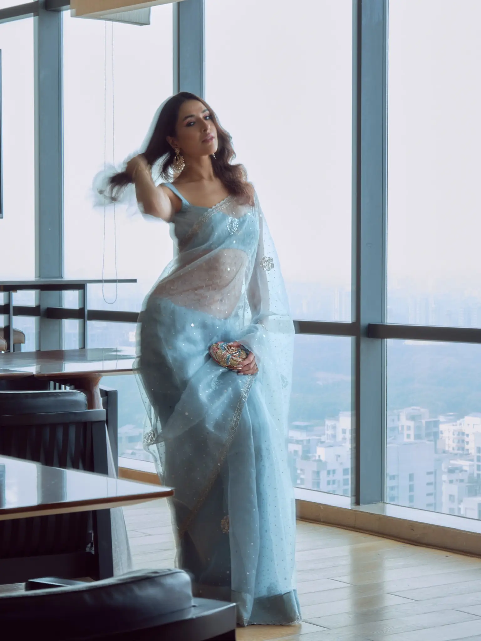 ব্যাকলেস ব্লাউজে আবেদময়ী স্নিগ্ধা