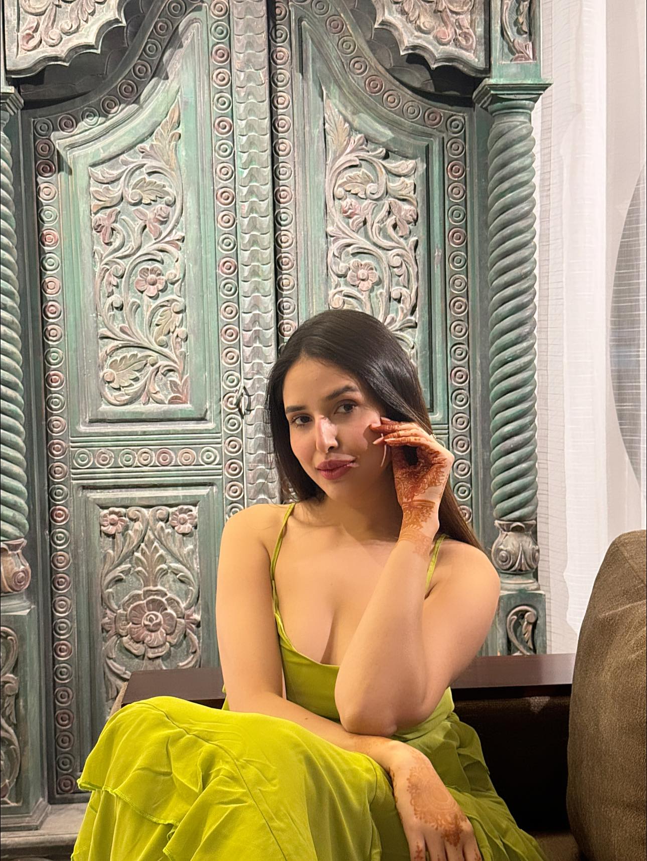 বাহারি লুকে লাস্যময়ী প্রেশার কুকারের স্নিগ্ধা