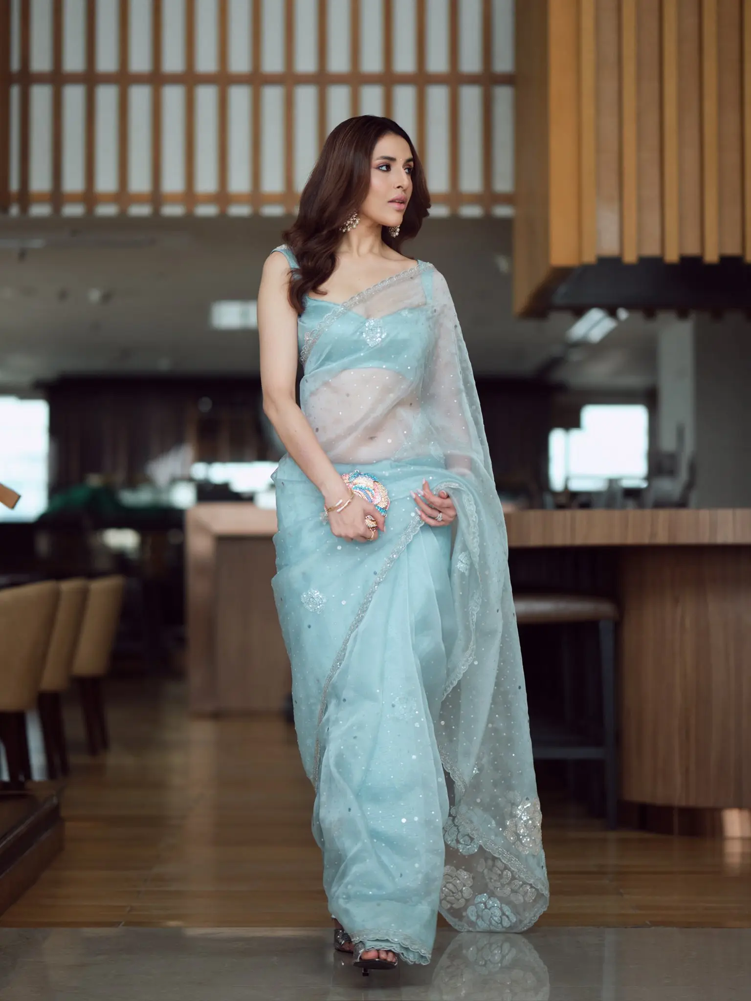 ব্যাকলেস ব্লাউজে আবেদময়ী স্নিগ্ধা