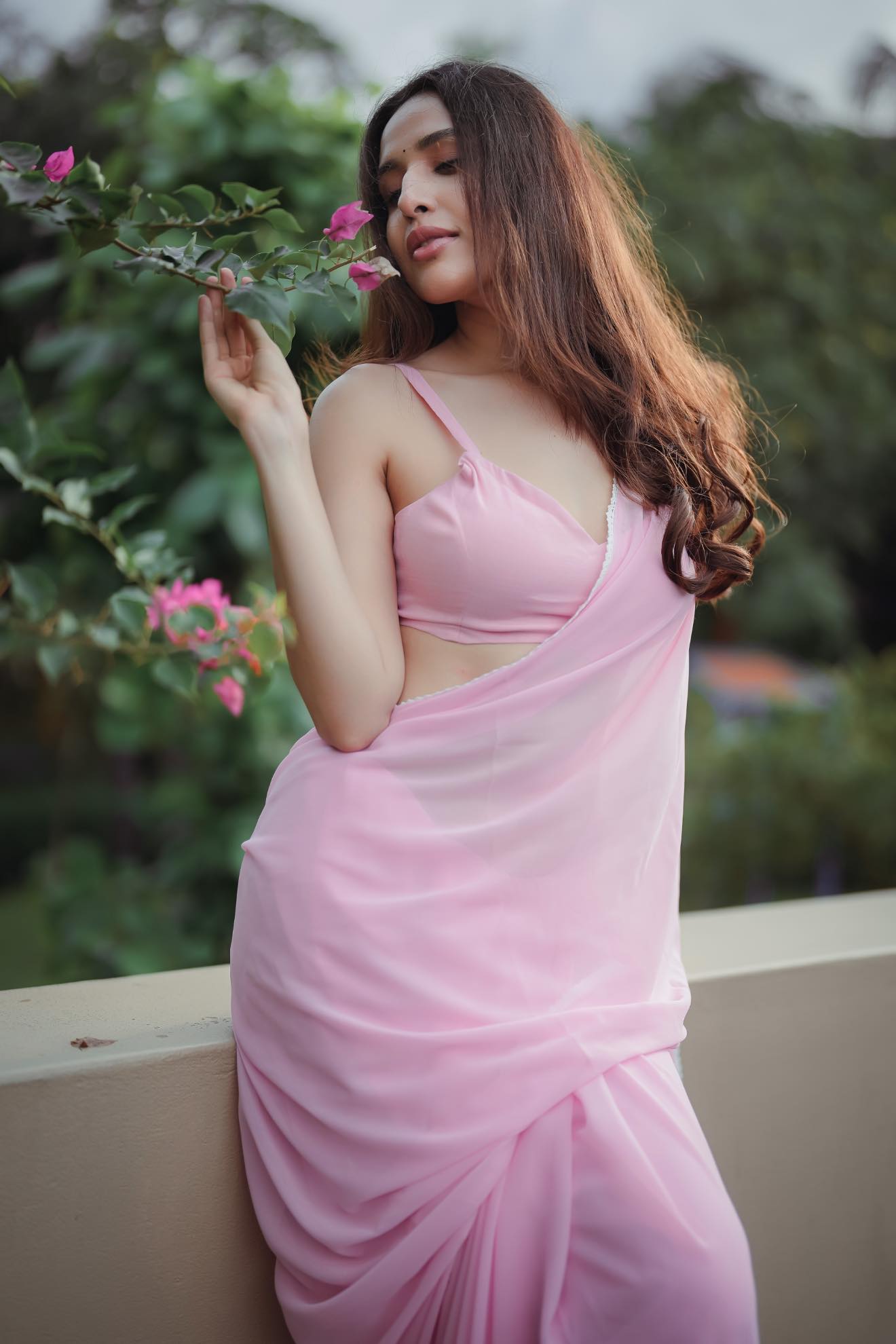 বাহারি লুকে লাস্যময়ী প্রেশার কুকারের স্নিগ্ধা