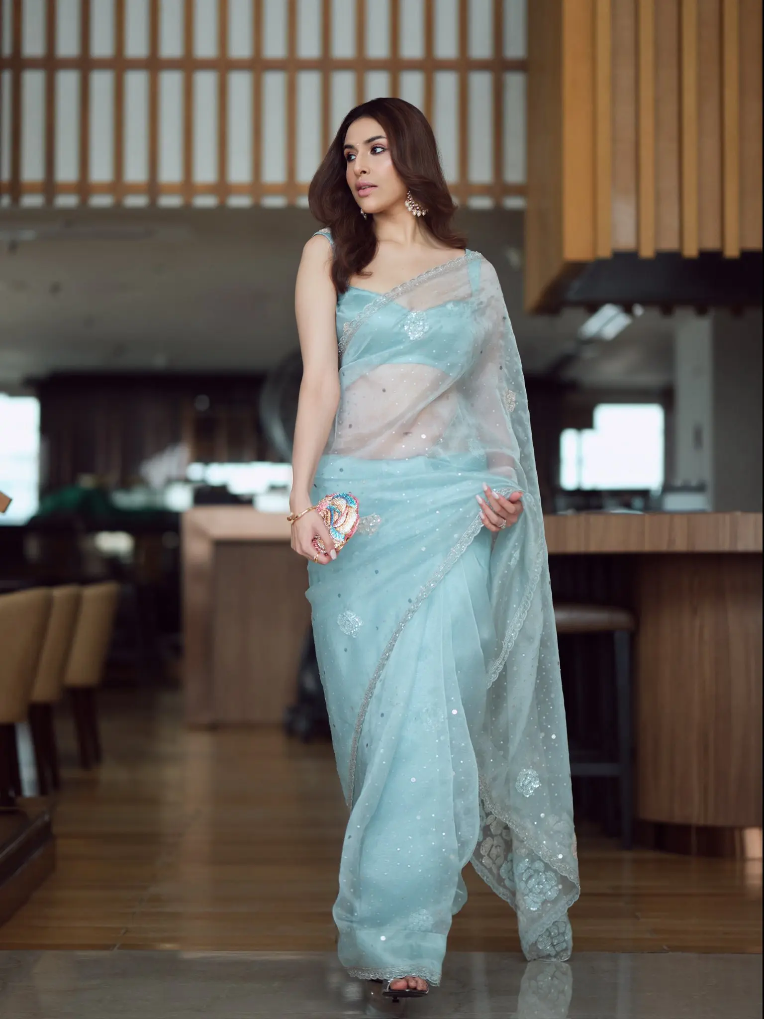 চুলের স্টাইলেও ছিল একইরকম সহজ অথচ আকর্ষণীয় ভাবনা। খোলা সফট ওয়েভি হেয়ারস্টাইল তার মুখাবয়বকে করেছে আরও কোমল ও প্রাণবন্ত। এই হেয়ারস্টাইল পুরো লুকটিকে দিয়েছে এক স্বাভাবিক, অনায়াস সৌন্দর্য।