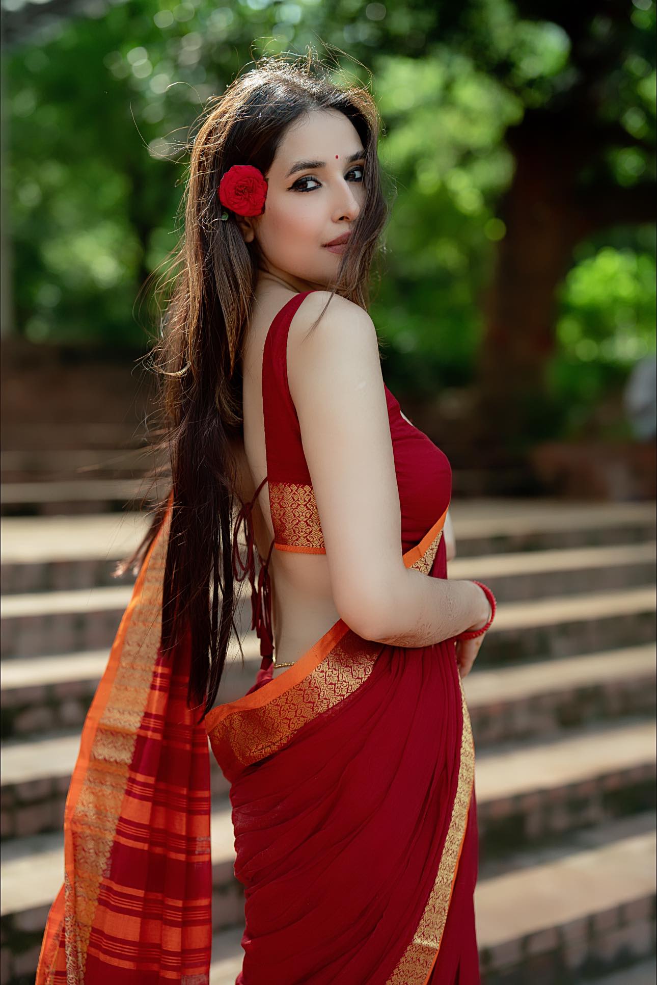 বাহারি লুকে লাস্যময়ী প্রেশার কুকারের স্নিগ্ধা