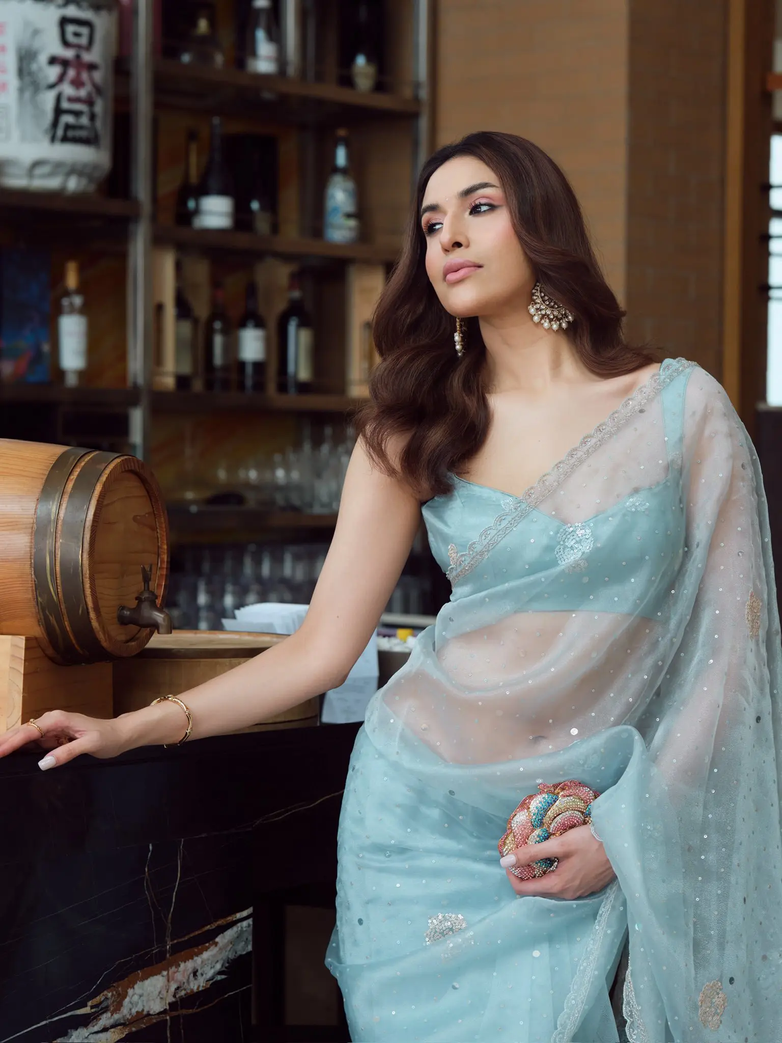 ব্যাকলেস ব্লাউজে আবেদময়ী স্নিগ্ধা