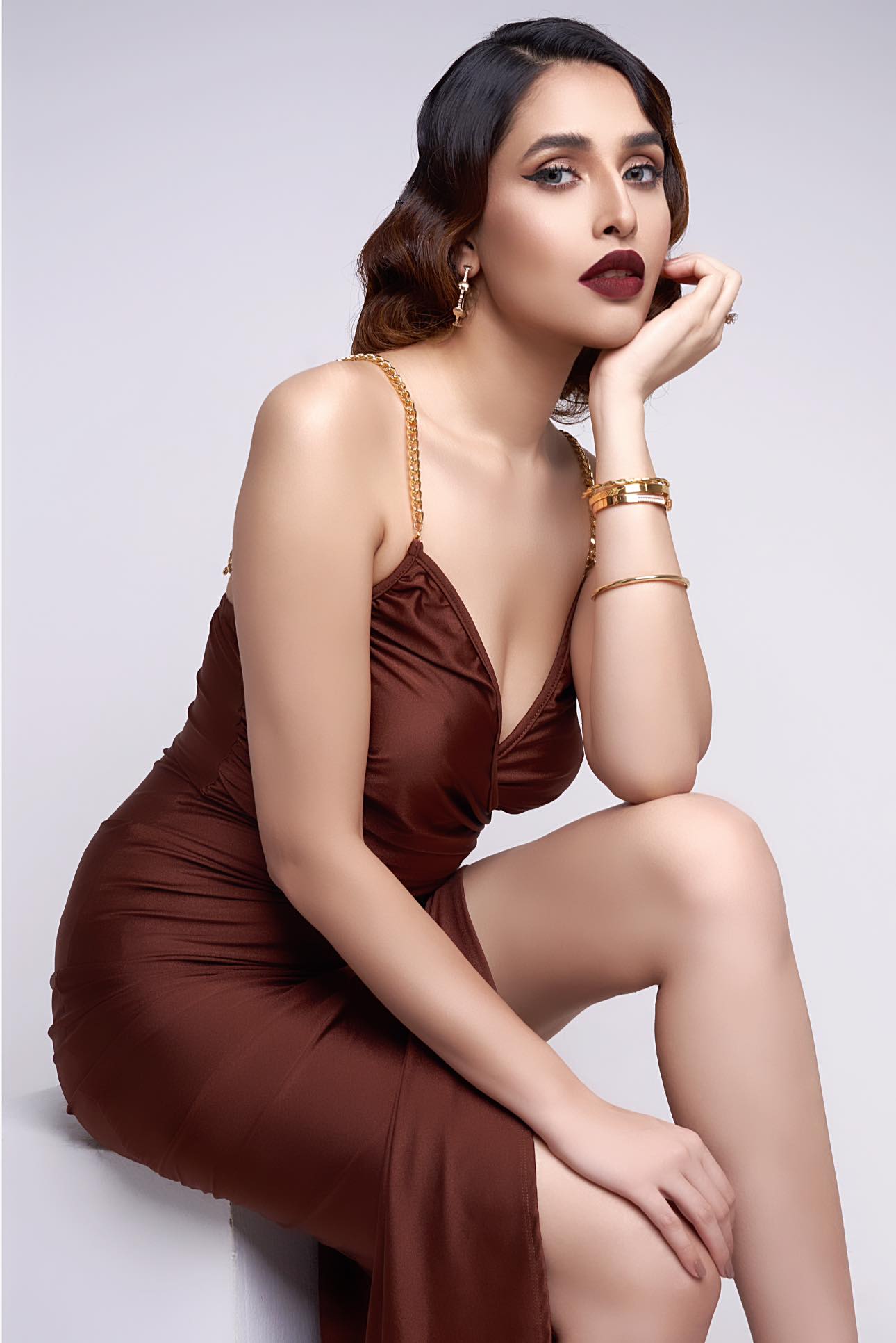 বাহারি লুকে লাস্যময়ী প্রেশার কুকারের স্নিগ্ধা