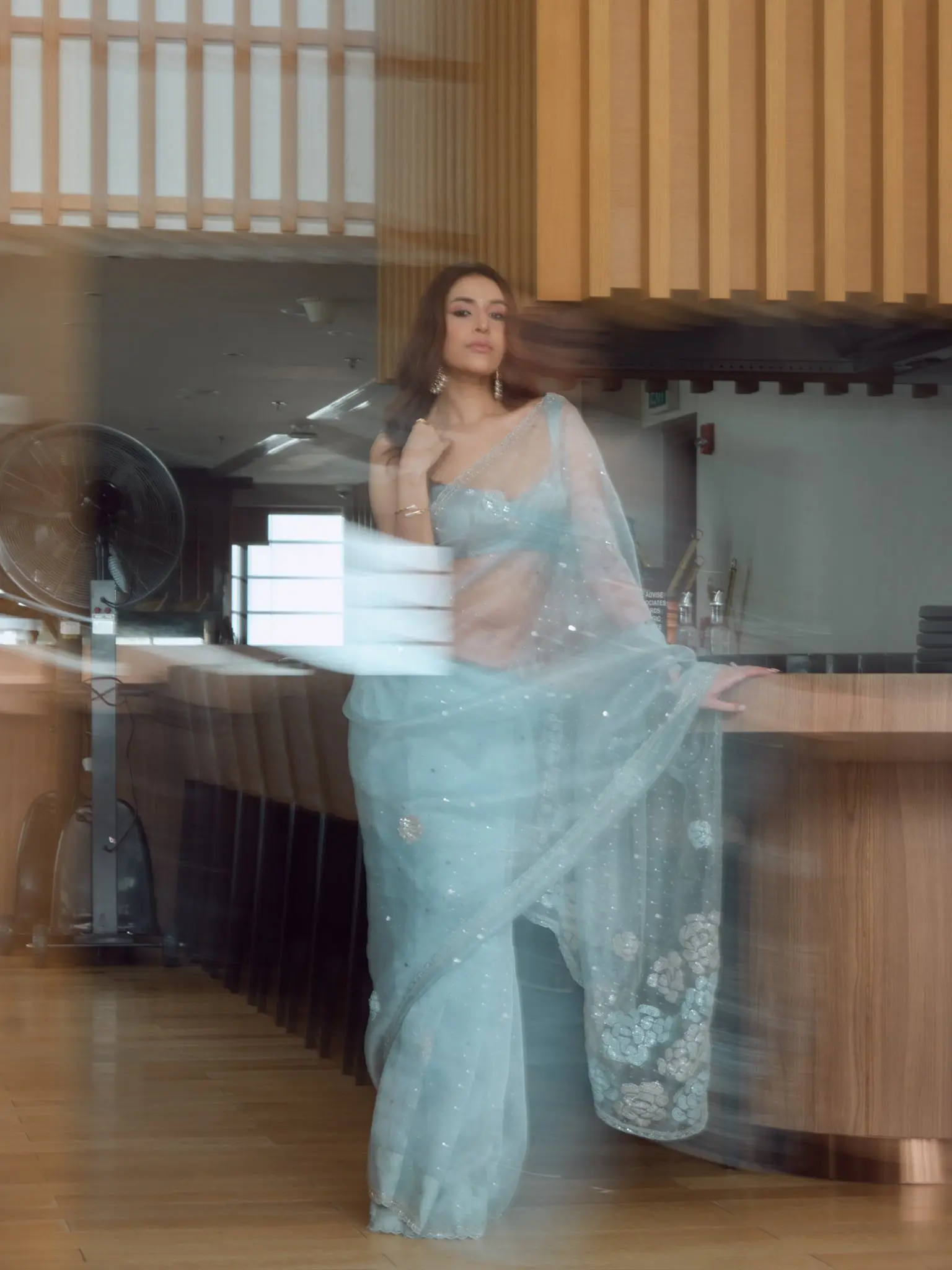 ব্যাকলেস ব্লাউজে আবেদময়ী স্নিগ্ধা